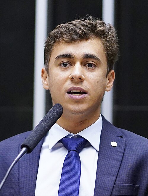 Retrato de Nikolas Ferreira em duotone preto e vermelho
